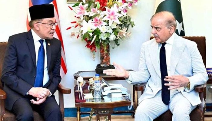 Prime Minister Shehbaz Sharif (right) meets his Malaysian counterpart Anwar Ibrahim. — APP/File