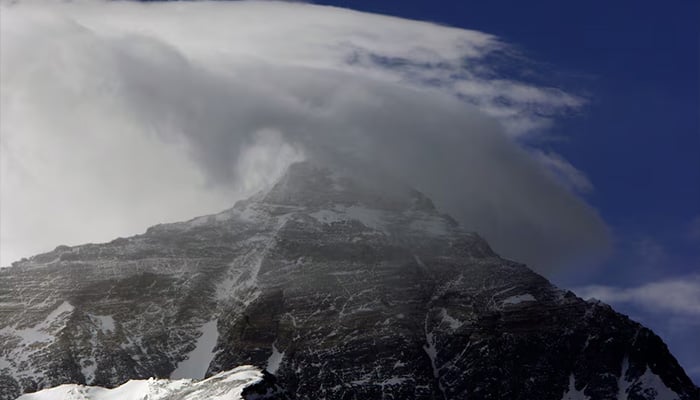 The summit of the worlds highest mountain Mount Everest, also known as Qomolangma, is covered in cloud, May 8, 2008. — Reuters