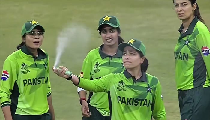 Pakistan skipper Fatima Sana leads on-field spray response after swarm of insects invaded the ground during the Pakistan vs India ICC Womens Cricket World Cup match in Colombo on October 5, 2025. — Screengrab/X