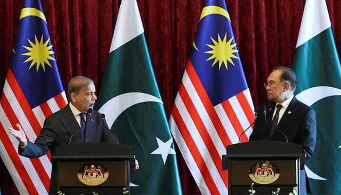 Prime Minister Shehbaz Sharif and Malaysias Prime Minister Anwar Ibrahim attend a press conference during Sharifs official visit, in Putrajaya, Malaysia, October 6, 2025. — Reuters