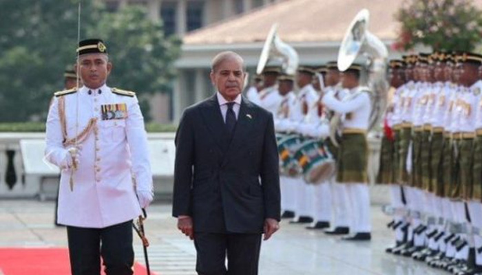 Prime Minister Shehbaz Sharif being given guard of honour upon his arrival at Perdana Putra Complex, Office of the Malaysian Prime Minister on October 6, 2025. — APP