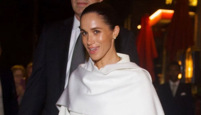 Expert defends Meghan Markle as Paris Fashion Week air kiss goes wrong