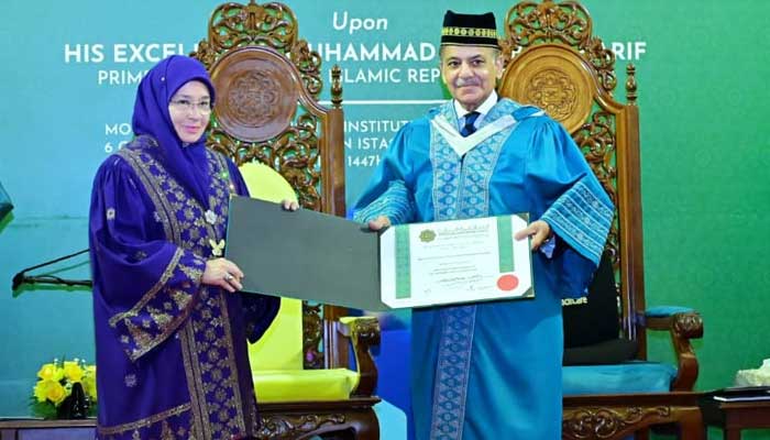 PM Shehbaz Sharif receives Honorary Doctorate Degree in Leadership and Governance from the International Islamic University Malaysia (IIUM) on October 7, 2025. — X@GovtofPakistan