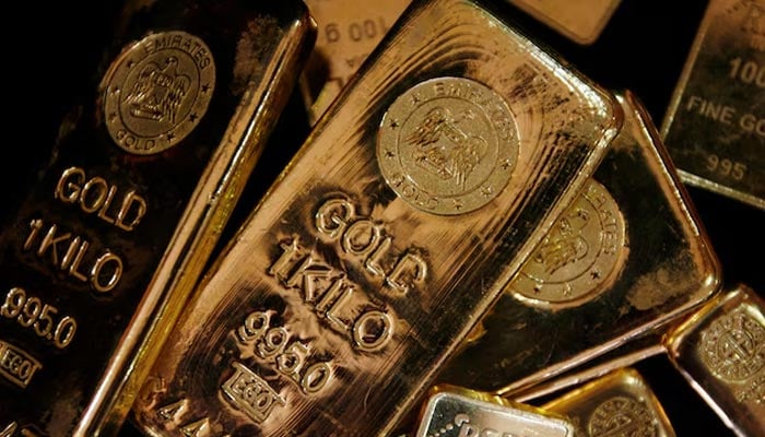 Gold bars are displayed to be photographed at bullion house in Mumbai December 3, 2009. REUTERS