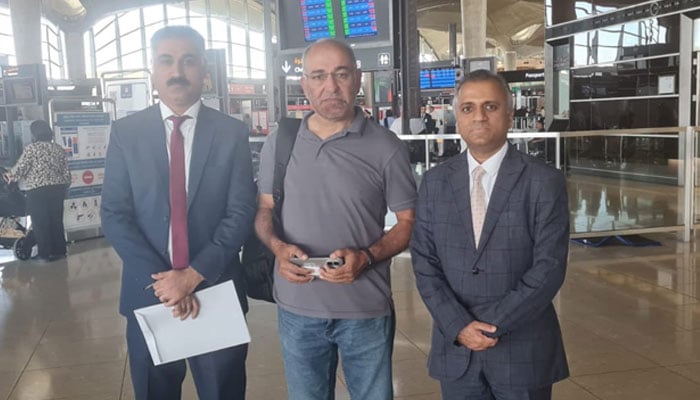 Former senator Mushtaq Ahmad (centre) prepares to depart for Pakistan from Jordan. — X@PakinJordan