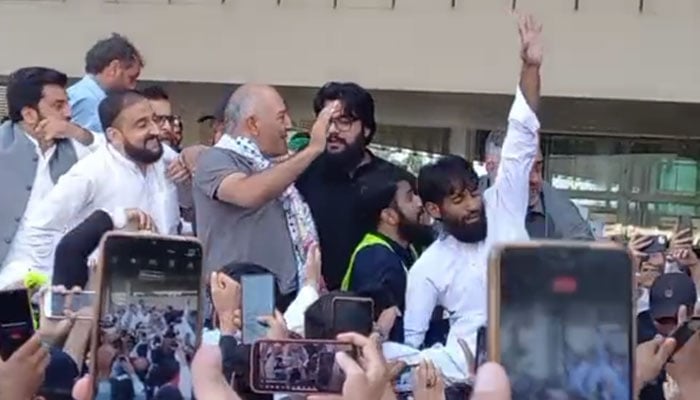 Ex-senator Mushtaq Ahmad receives warm welcome at Islamabad International Airport upon his return after being released from Israeli custody. — screengrab via Geo News