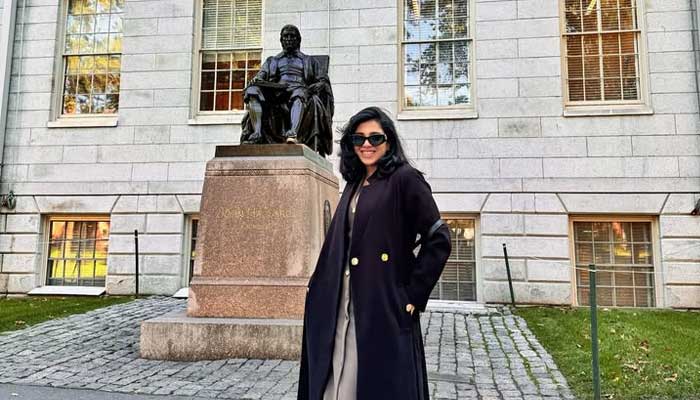 Pakistani actor Sonya Hussyn posses in front of the statue of John Harvard, founder of the Harvard University. — Instagram@sonyahussyn