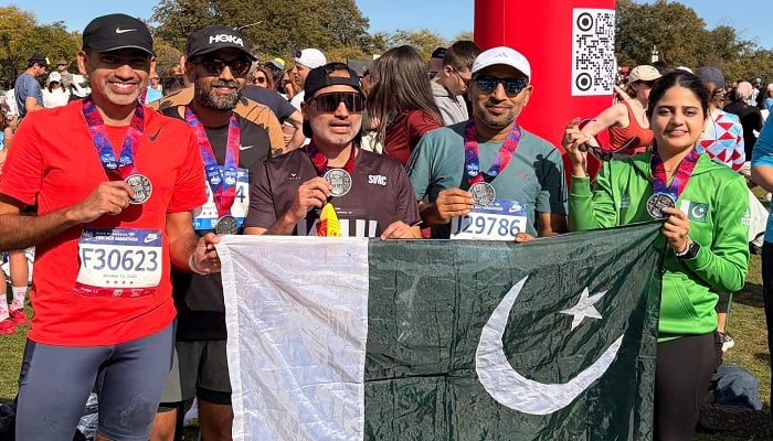 Pakistani-origin expatriate runners pose for a group photo after participating in the 2025 Chicago Marathon. — Reporter