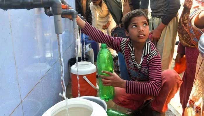 A representational image showing residents filling their cans with drinking water from a filtration plant. — AFP/File