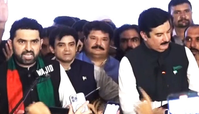 KP Governor Faisal Karim Kundi (right) administers oath to CM-elect Sohail Khan Afridi at Governor House in Peshawar, October 15, 2025. YouTube/Geo News/screengrab
