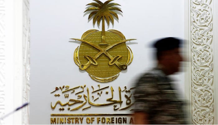 A member of Saudi security forces stands guard at the headquarters of the Saudi Ministry of Foreign Affairs in Riyadh, Saudi Arabia. —Reuters/File