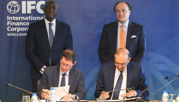 State Bank of Pakistan (SBP) Governor Jameel Ahmad (right) and International Finance Corporation (IFC) Vice President and Treasurer, Treasury and Mobilisation John Gandolfo sign an agreement. — X/ @StateBank_Pak
