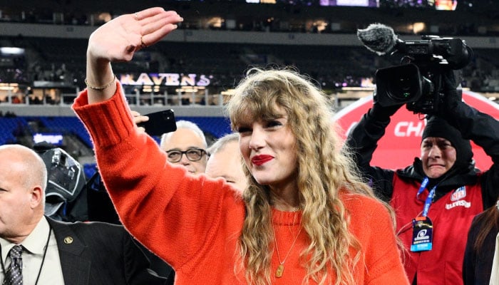 Taylor Swift opts for new style in Travis Kelce match