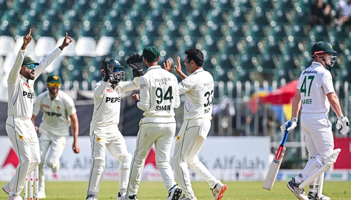Pakistan´s Asif Afridi (2R) celebrates with teammates after taking his fifth wicket of South Africa´s Simon Harmer (R) during the third day of the second Test cricket match between Pakistan and South Africa at the Rawalpindi Cricket Stadium in Rawalpindi on October 22, 2025. — AFP