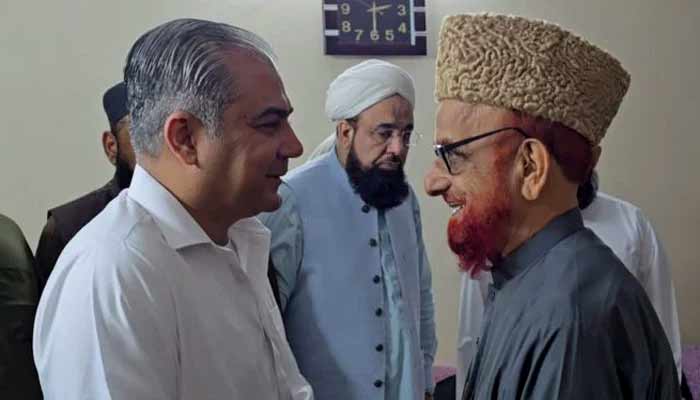 Federal Interior Minister Mohsin Naqvi on Monday visited the residence of Grand Mufti of Pakistan, Mufti Muneeb-ur-Rehman. —APP