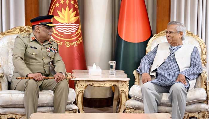 Pakistans CJCSC General Sahir Shamshad Mirza (left) meets Bangladeshs Chief Adviser Muhammad Yunus on October 26, 2025. — X@ChiefAdviserGoB