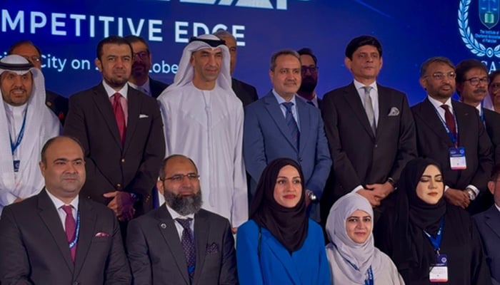 Delegates from Pakistan and the Gulf region pose for a group photo with Khurram Schehzad, Advisor to the Finance Minister of Pakistan, and UAE Minister of Foreign Trade Dr Thani bin Ahmed Al Zeyoudi at the Pakistan Finance Conference Middle East in Dubai. — Reporter