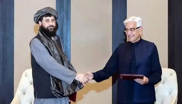 Pakistans Defence Minister, Khawaja Muhammad Asif,  shakes hands with Afghan Defence Minister, Mullah Mohammad Yaqoob Mujahid, following the signing of a ceasefire agreement in Doha, Qatar, October 19, 2025. — Reuters