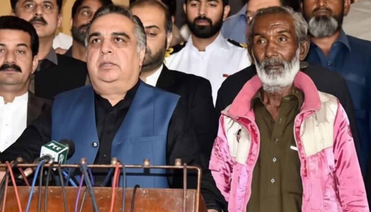 Former governor Sindh Imran Ismail (left) and Mushtaq Kamlani is conducting a presser. — Facebook/Mushtaq Kamlani Official Page