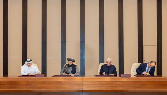 Afghan Defence Minister, Mullah Mohammad Yaqoob Mujahid and Pakistans Defence Minister, Khawaja Muhammad Asif sign documents of a ceasefire agreement, during a negotations meeting mediated by Qatar and Turkey, in Doha, Qatar, October 19, 2025. — Reuters
