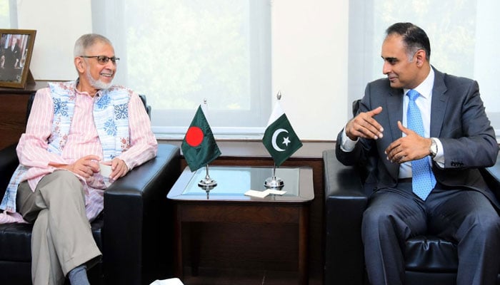 Anisuzzaman Chowdhury, Special Assistant to the Chief Adviser of Government of Bangladesh, pays a courtesy call on the Minister of State for Finance and Railways, Bilal Azhar Kayani in Islamabad on October 28, 2025. — Ministry of Finance