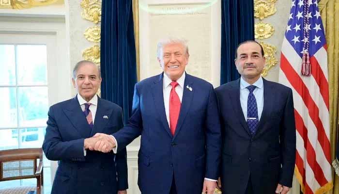 (Left to right) Prime Minister Shehbaz Sharif, US President Donald Trump, and Field Marshal Asim Munir pose for a photo at the White House in Washington, on September 25, 2025. — X/PakPMO
