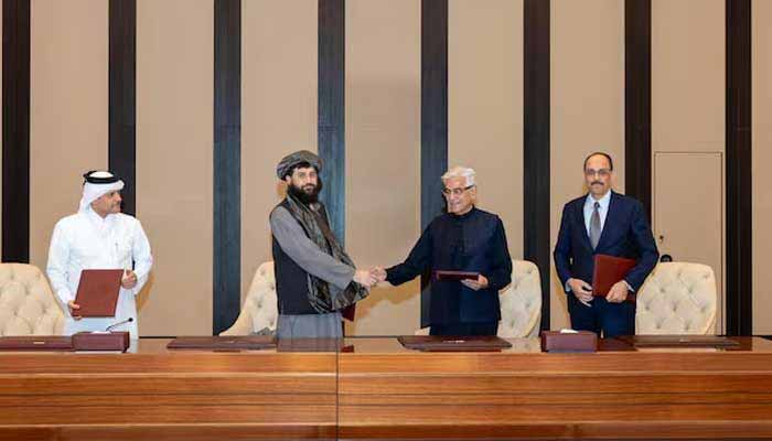 Defence Minister Khawaja Muhammad Asif (centre right) shakes hands with Afghan Defence Minister Mullah Mohammad Yaqoob Mujahid, following the signing of a ceasefire agreement in Doha on October 19, 2025. — Reuters