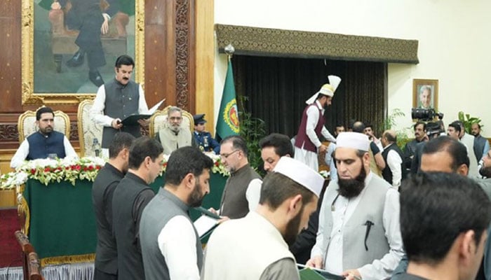 Khyber Pakhtunkhwa Governor Faisal Karim Kundi administers oath to 10-member provincial cabinet at Governor’s House in Peshawar on October 31, 2025. —X@PTIofficial