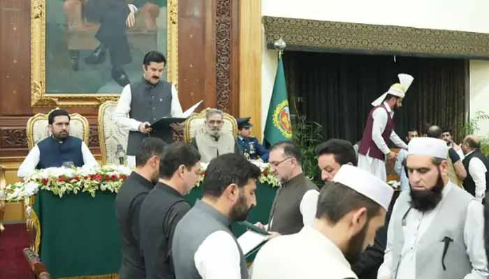 KP Governor Faisal Karim Kundi administers the oath to provincial cabinet members. — X/@GovernmentKP