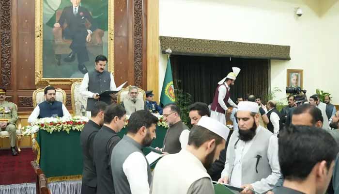 Khyber Pakhtunkhwa Governor Faisal Karim Kundi administers oath to 10-member provincial cabinet at Governor’s House in Peshawar on October 31, 2025. —X@PTIofficial