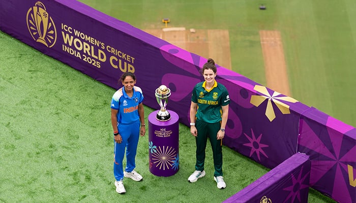 India captain Harmanpreet Kaur and South Africa skipper Laura Wolvaardt pose with the trophy ahead of the ICC Women’s World Cup 2025 final. — Facebook/@cricketworldcup