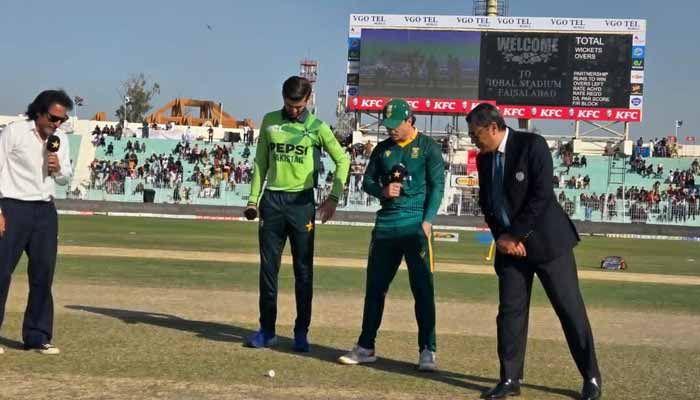Pakistan captain Shaheen Afridi (left) and South Africas Matthew Breetzke during the toss ahead of the second ODI at Iqbal Stadium in Faisalabad on November 6, 2025. – PCB
