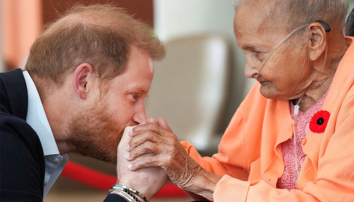 Prince Harry with Villa Shah, 91, some of Canadas oldest veterans, in a creative arts program at Sunnybrook Hospitals veterans centre in Toronto, Ontario, Canada, November 6, 2025. Nathan Denette/Pool via REUTERS