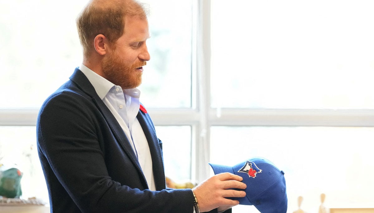 Prince Harry receives a Toronto Blue Jays hat as he meets with some of Canadas oldest veterans, at Sunnybrook Hospitals veterans centre in Toronto, Ontario, Canada, November 6, 2025. Nathan Denette/Pool via REUTERS