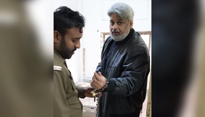 SIC Chairman Sahibzada Hamid Raza being handcuffed by a Punjab police personnel. —X@_SahibzadaHamid