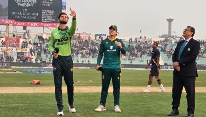 Pakistan captain Shaheen Afridi (left) and South Africas Matthew Breetzke during the toss ahead of the second ODI at Iqbal Stadium in Faisalabad on November 6, 2025. – PCB