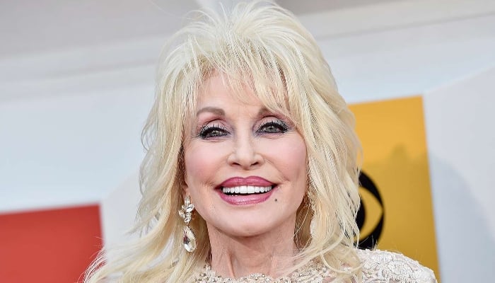 Photo: Dolly Parton receives help from Kelly Clarkson, Reba McEntire amid health scares: Source