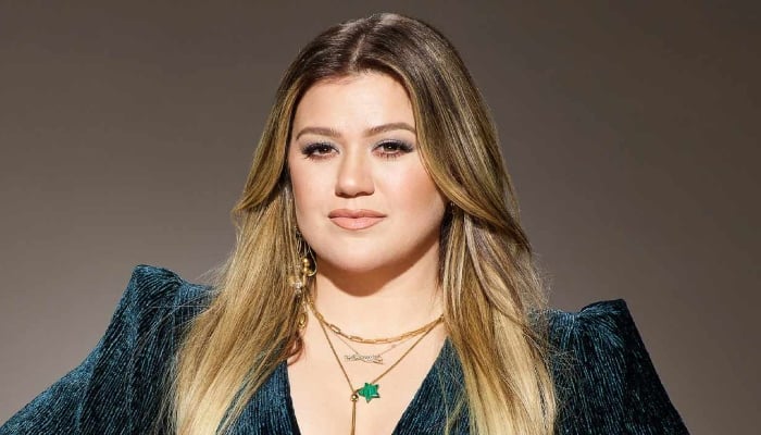 Photo: Kelly Clarkson slams former manager for suggesting plastic surgery