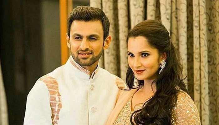 Shoaib Malik (left) with his former wife Sania Mirza (R). — AFP