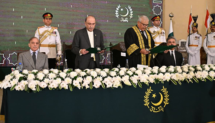 President Asif Ali Zardari administering the oath to Justice Aminuddin Khan as Chief Justice of the Federal Constitutional Court at Aiwan-e-Sadr, on November 15, 2025. — APP
