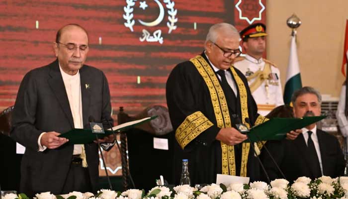 President Asif Ali Zardari administers oath to Justice Aminuddin Khan as first CJ of FCC on November 14, 2025. — Reporter