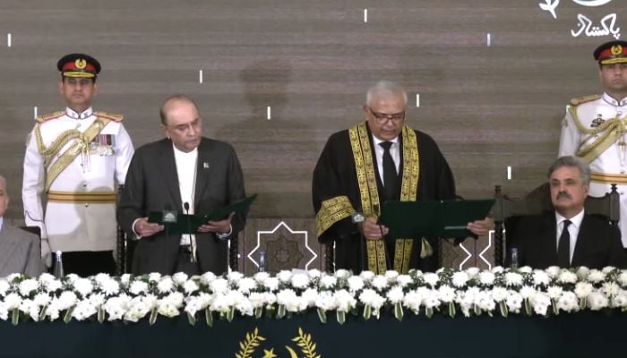 President Asif Ali Zardari administers oath to Justice Aminuddin Khan as first CJ of FCC on November 14, 2025. — Screegrab via Geo News