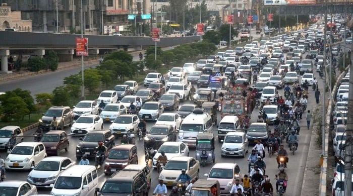 What is speed limit on Karachi's Sharea Faisal?