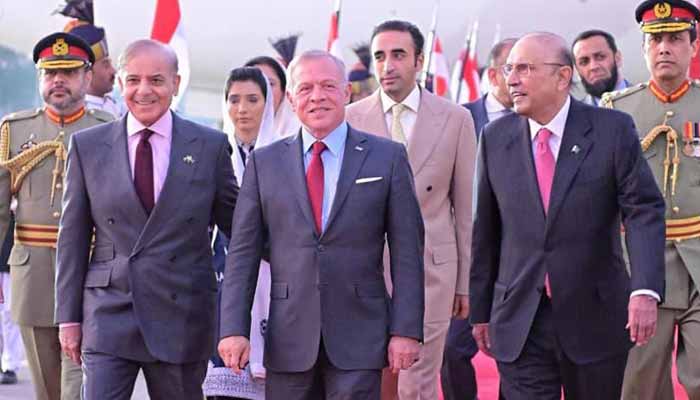 President Asif Ali Zardari and Prime Minister Shehbaz Sharif receive Jordans King Abdullah II ibn Al Hussein upon his arrival in Islamabad, November 15, 2025. — PID