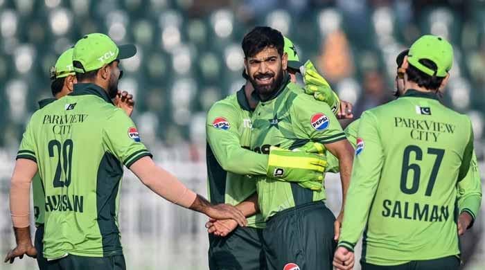 Pakistan restrict Sri Lanka to 211 in final ODI