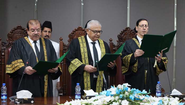 FCC Chief Justice Aminuddin Khan (centre) administers oath to Justice Rozi Khan Barrech (left) and Justice Arshad Hussain Shah (right). — Geo News
