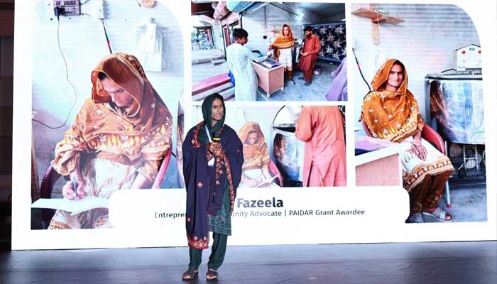 Fazeela, a trangsgender narrating her success story at Shevolution 2.O Conference and Exhibition in Karachi. — PAIDAR Sindh