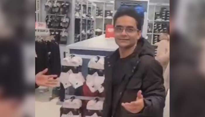 A screengrab showing anchorperson Shahzeb Khanzada being harassed by a man during shopping in a foreign country. — X@Wabbasi
