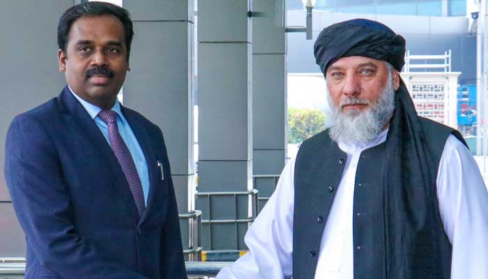 Afghanistans Taliban commerce minister Alhaj Nooruddin Azizi (right) shakes hands with Indian official after arriving in New Delhi, India. — X/@ MEAIndia