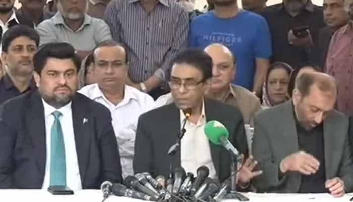 Muttahida Qaumi Movement-Pakistan Convener Khalid Maqbool Siddiqui (centre) addresses press conference along with Sindh Governor Kamran Tessori (left) and party leader Farooq Sattar (right) in Karachi, Sindh, November 20, 2025. — Screengrab via YouTube/Geo News